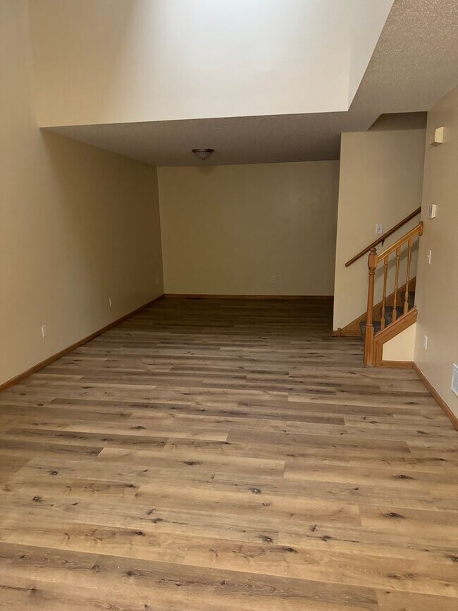 Section 8 friendly New paint and flooring... Casa Adosada Townhome en