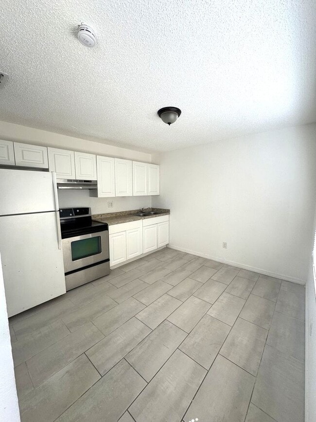 Building Photo - 2nd St Unit 1349