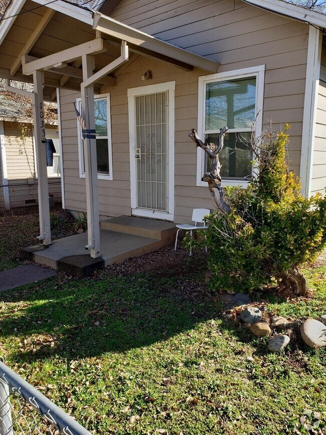 Building Photo - Remodeled One Bedroom Cottage With Private... Unit 1031 West Street Rental