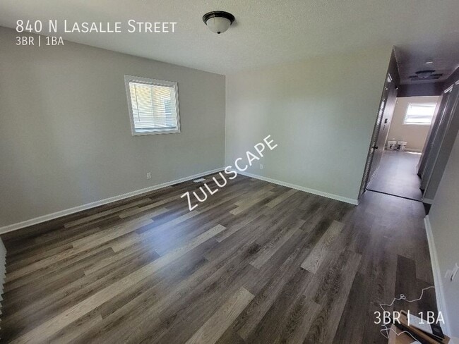 Photo - 840 Lasalle St