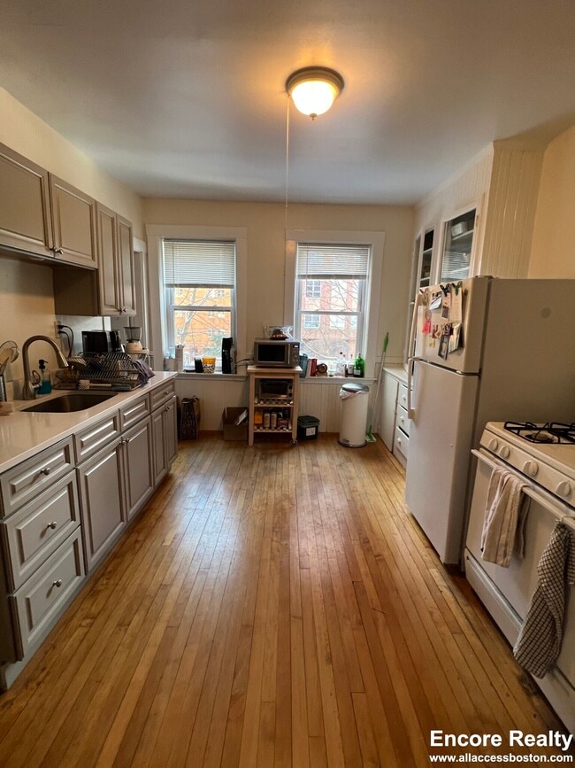 Building Photo - 14 Centre St