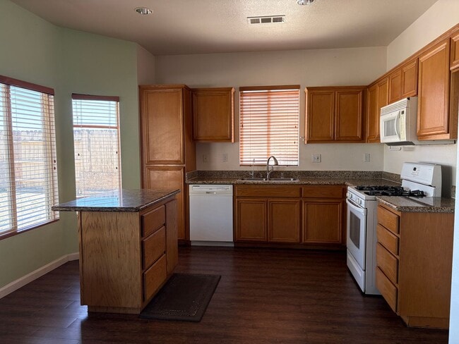 GRAND 4-Bedroom Home in Tehachapi City - GRAND 4-Bedroom Home in Tehachapi City