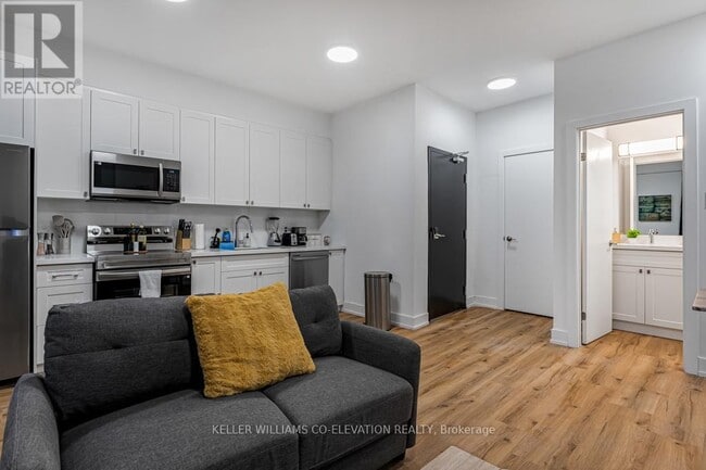 Photo - 610 King St E