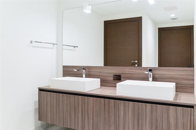 Photo - 1000 Brickell Plz