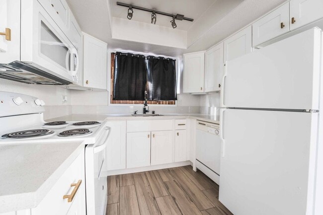 Photo - BEAUTIFUL 1 BEDROOM CONDO ON THE FIRST FLOOR!