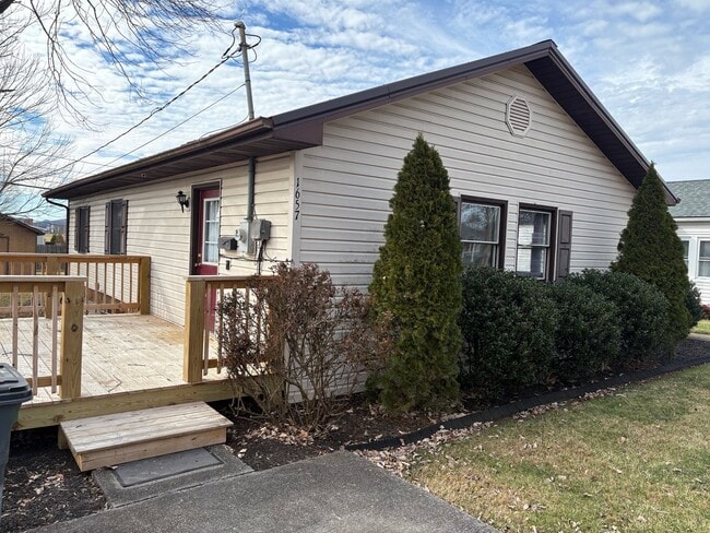 Building Photo - 1657 Redwood Dr