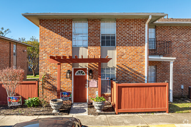 Building Photo - Colonial Estates Rental