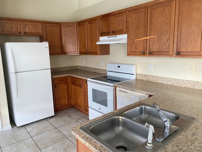 Photo - Tiled 3/2/2 available now!