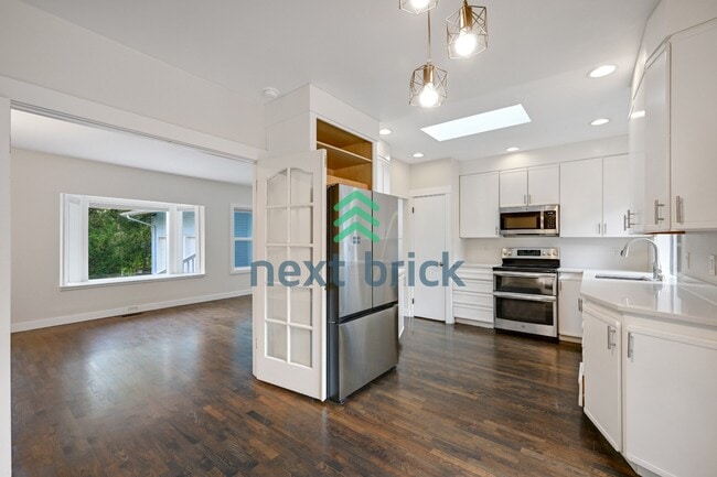 Photo - "Charming Bellevue 4-Bed Oasis with 2 Baths - Spacious 1560 Sq Ft Retreat!"