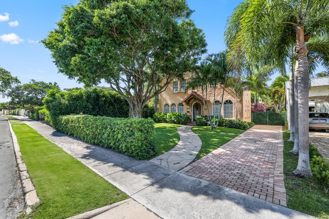 Photo - 325 Greymon Dr House