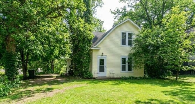 Building Photo - 4 Bed / 1.5 Bath Two Story House for Rent!!