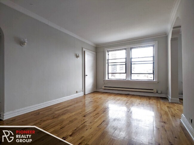 Photo - 425 W Roscoe St