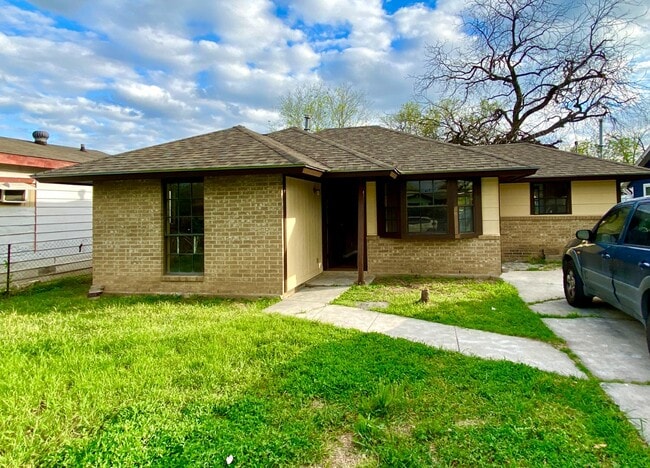 Building Photo - 2438 Delgado St Rental