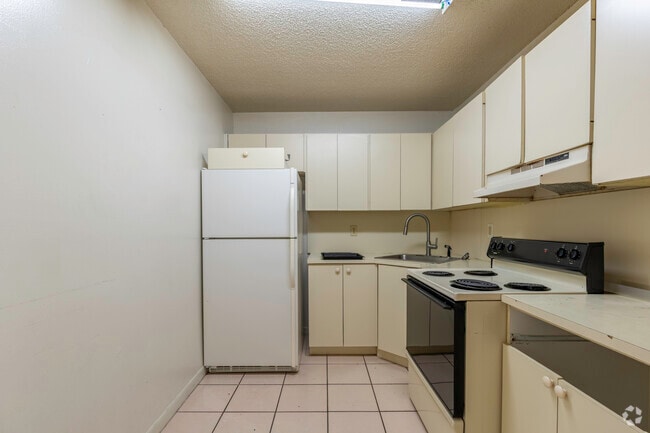 3BR, 2BA - 980SF - Kitchen