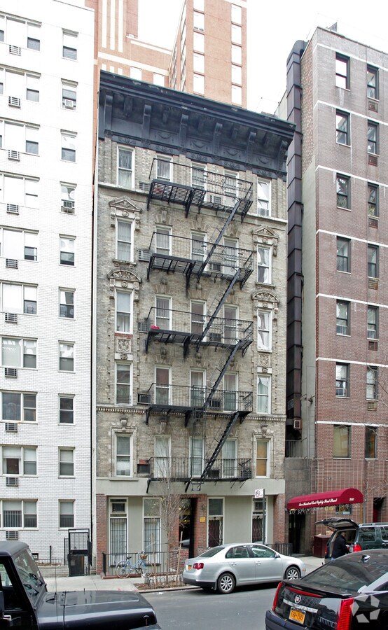 Photo - 206 E 81st St