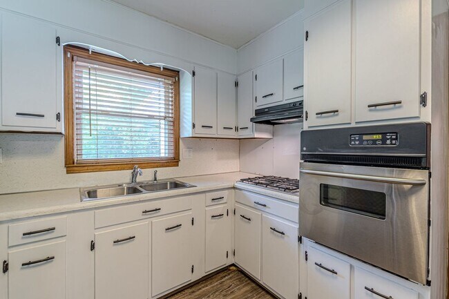 Photo - 3920 Cliftondale Pl