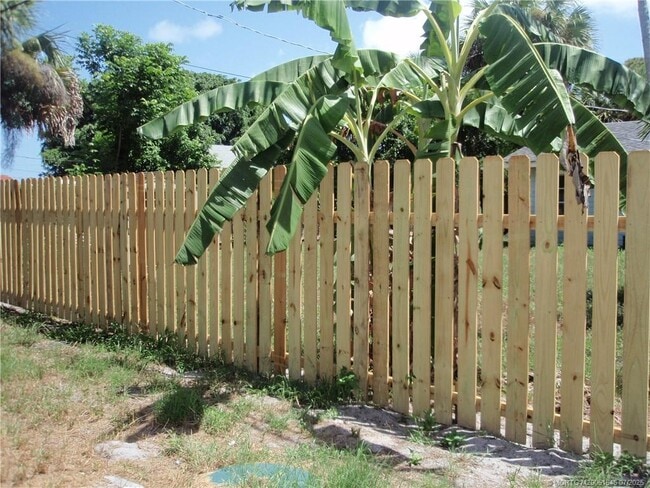 Photo - 852 E 14th St