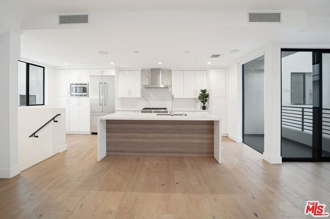 Photo - 735 N Gramercy Pl