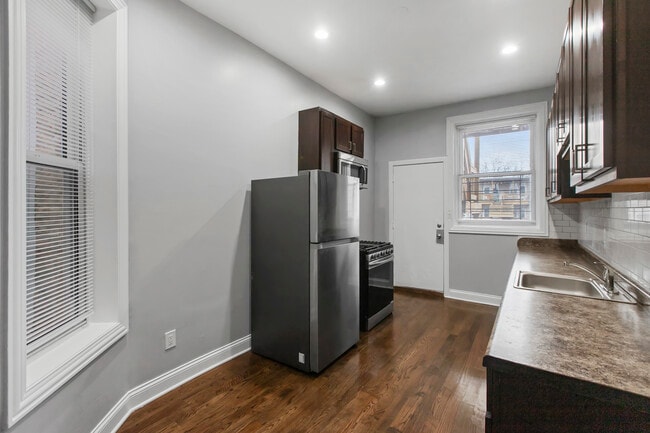 Photo - 908 W Montrose Ave