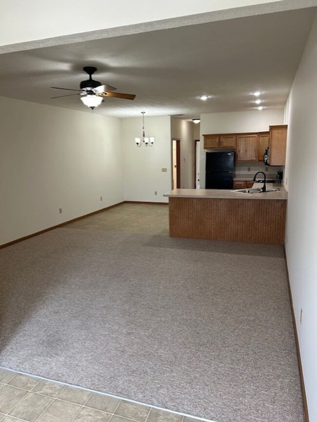 Building Photo - 1 Bedroom Apartment with Garage! Unit 1510-B Williamsburg Pl