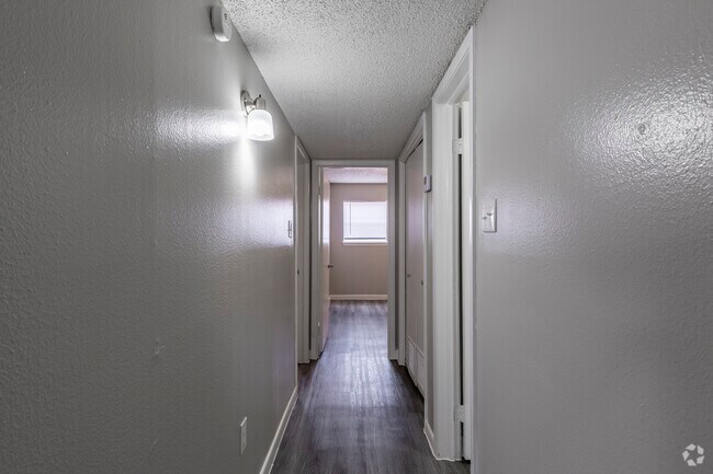 2BR, 2BA - 920SF