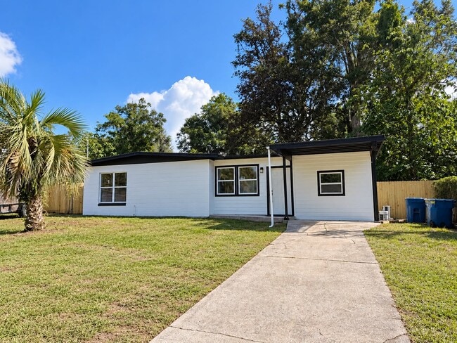 1387 Griflet Rd