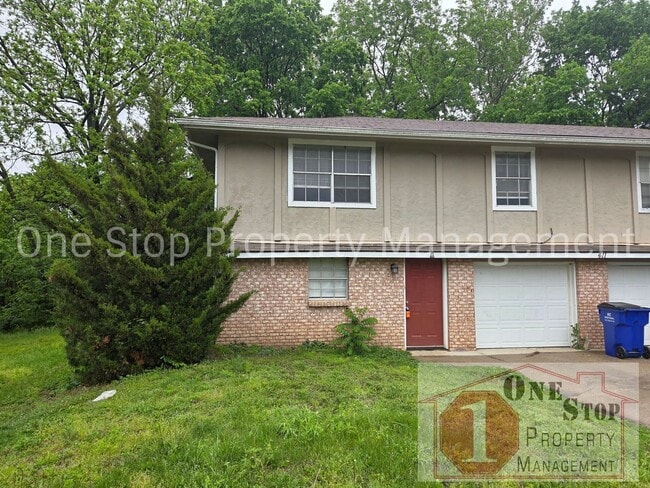 Building Photo - Renovated 3-bedroom, 2-bathroom home in Lee's Summit!