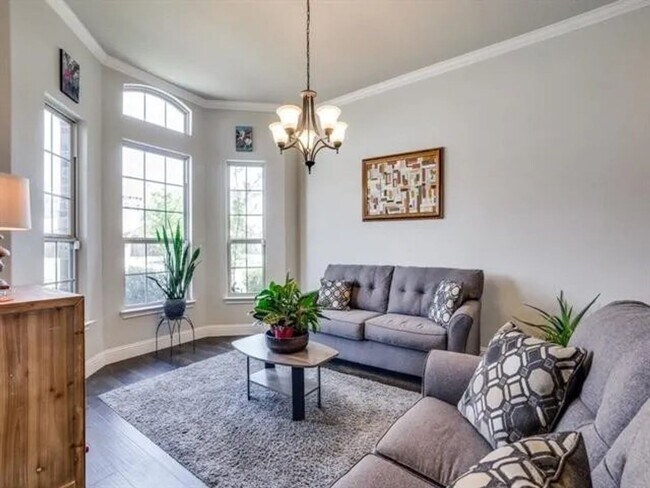 Photo - 321 Valentino Wy