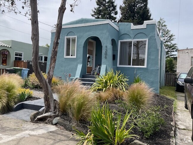 Building Photo - Advent - Large & Bright Two Bedroom Home L...