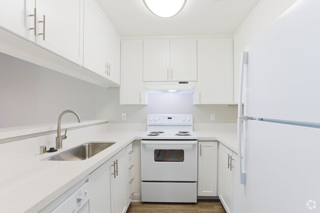 1BR, 1BA - 724 SF