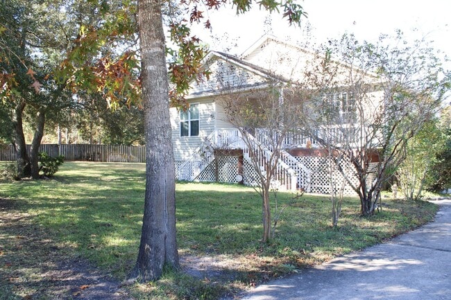 Building Photo - Charming 3BD, 2BA home with spacious yard and screened in porch