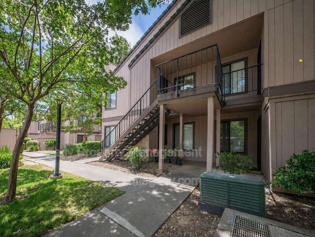 Building Photo - 1801 Marshall Rd Unit Apt 411