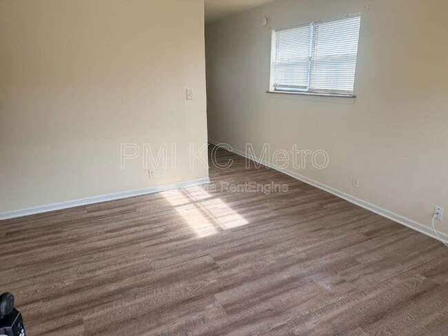 Photo - 102 E Sunrise Dr