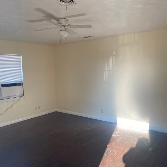 Photo - 2212 63rd St