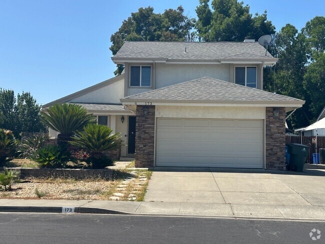 Building Photo - 4 Bdrm 2.5 Bath Rental