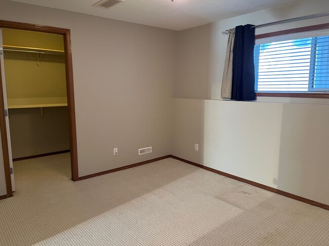 3 Bed 2 Bath Unit in Red Deer, AB