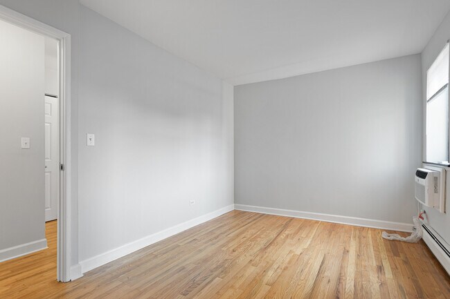 Photo - 6758 N Sheridan Rd