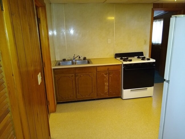 Building Photo - 949 N Union St Unit Lower Rental
