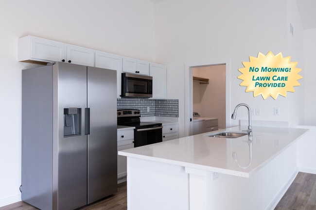 Kitchen, Laundry between garage and kitchen - 5347 Pinecrest Ct N