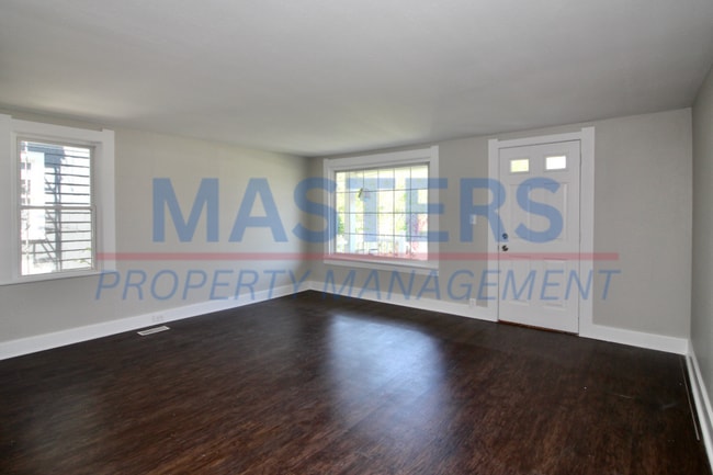 Building Photo - Three bedroom with 1 and a half bath tradi... Rental