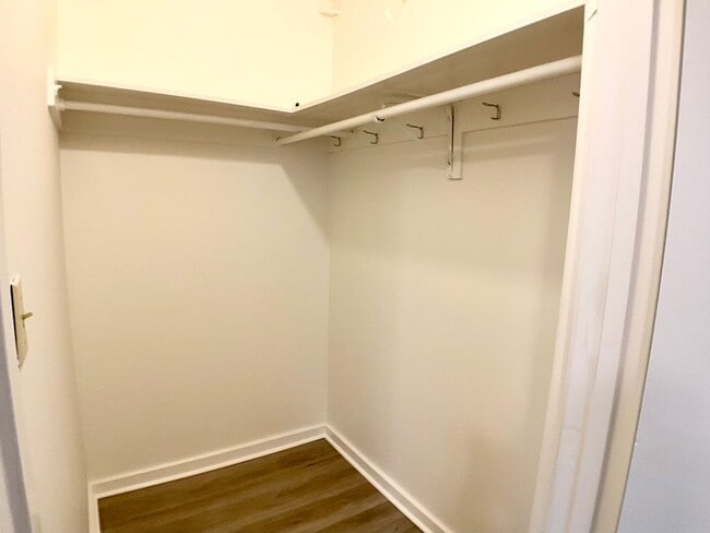 Photo - RENOVATED and Private. DISHWASHER, ON-SITE LAUNDRY, HARDWOOD! Unidad #12