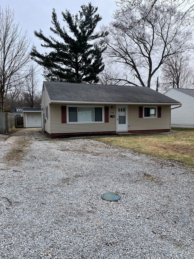Building Photo - 1747 Benjamin Rd