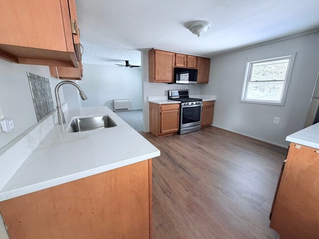 Building Photo - 33 Spring St Unit Flr 2