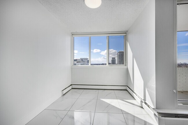 Dining - Signature Tower