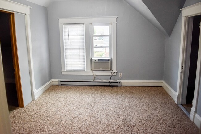 Building Photo - 3103 Dodge Ave Unit Duplex Upstairs Apartment