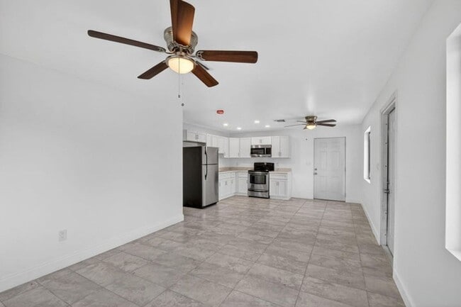 Photo - 917 W 2nd St