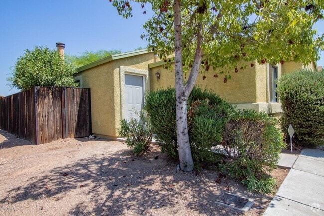 Building Photo - 405 E Geronimo Bluff Loop Rental