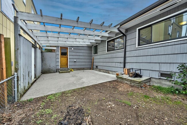 Photo - Maple Leaf Rambler