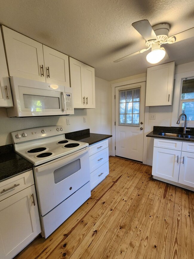 Photo - Charming Cottage-Black Mountain