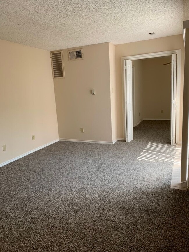 Building Photo - AM-WALNUT Unit D303